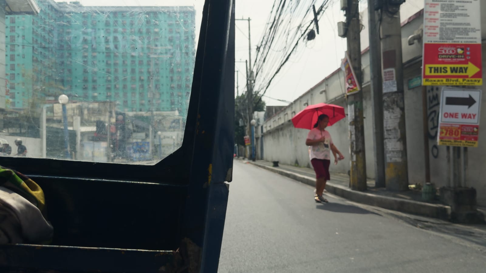 Blanco - Bruciasse il cielo, applied to log footage of a street in Manila