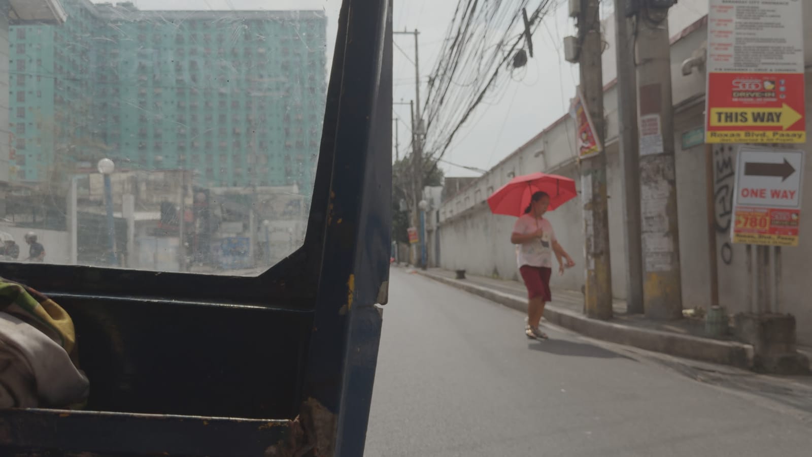 La Chimera, applied to log footage of a street in Manila